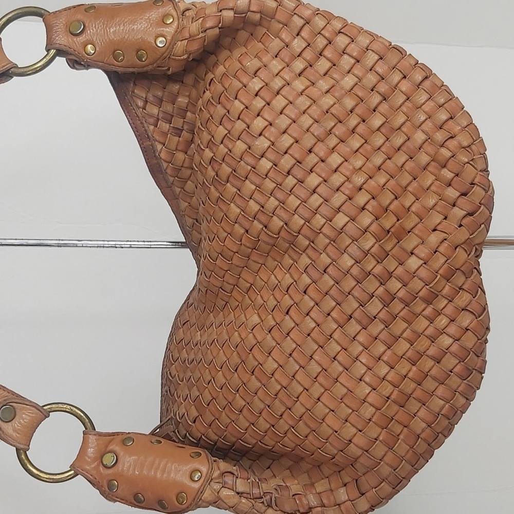 FOSSEL BROWN LEATHER HOBO HANDBAG.